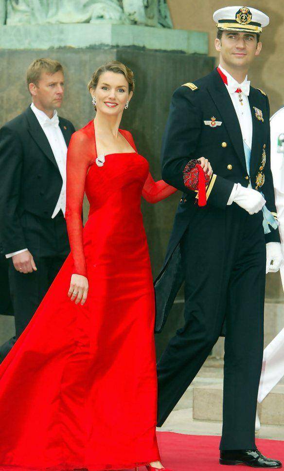 纸片人|西班牙国王夫妇合体亮相！莱后穿情侣装太甜，纸片人身材看着心疼