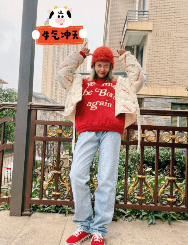 黑色|张雪迎最新大片，红色印花卫衣配同色冷帽，喜庆吸精又减龄