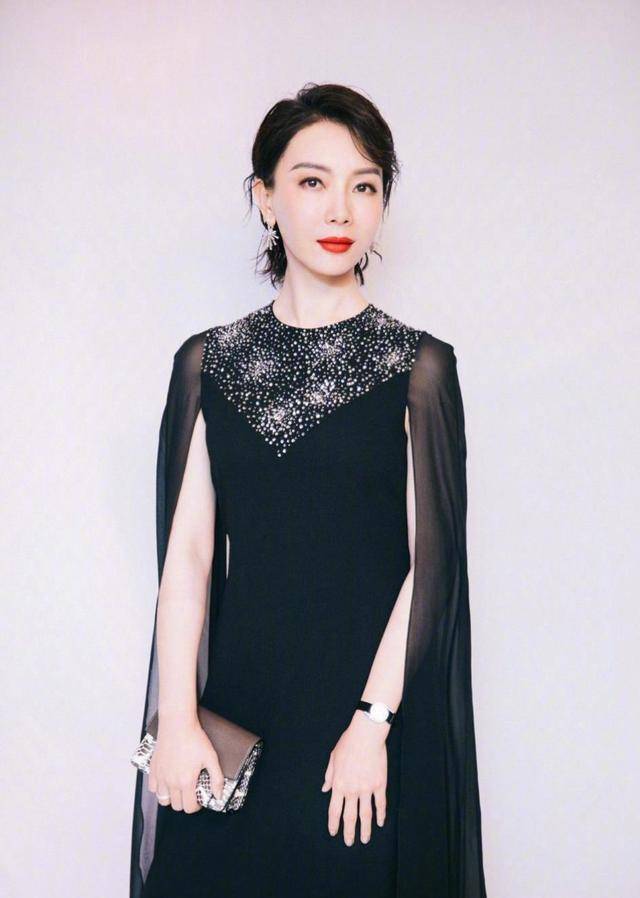 设计|穿斗篷裙还挺接地气！杨钰莹参加商演没人接送，只能自己坐电动车