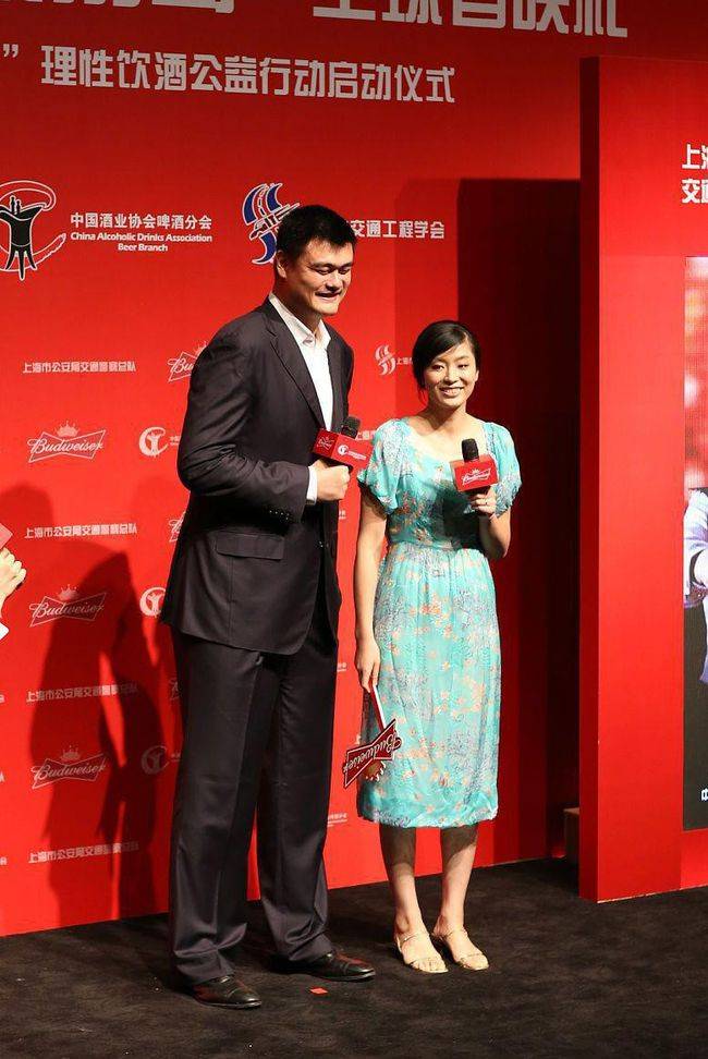 168的鲍蕾同框190叶莉身高优势挺重要的穿裙装差别一目了然