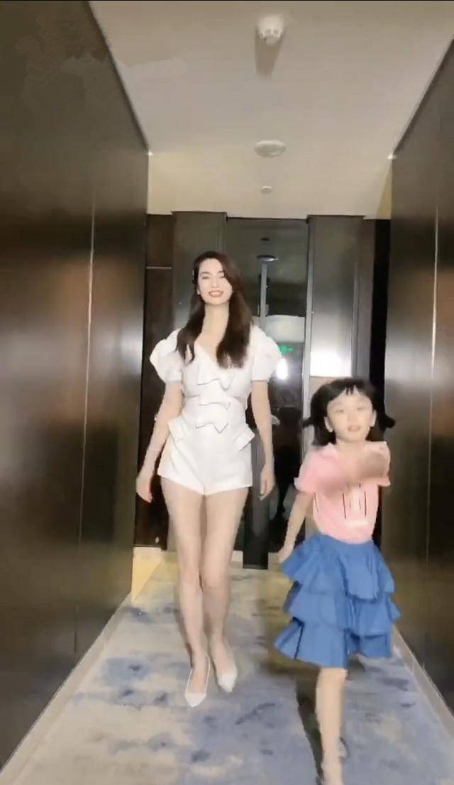 感觉|洪欣晒全家福!每件穿搭都时髦,女儿可爱儿子帅,唯独不见张丹峰