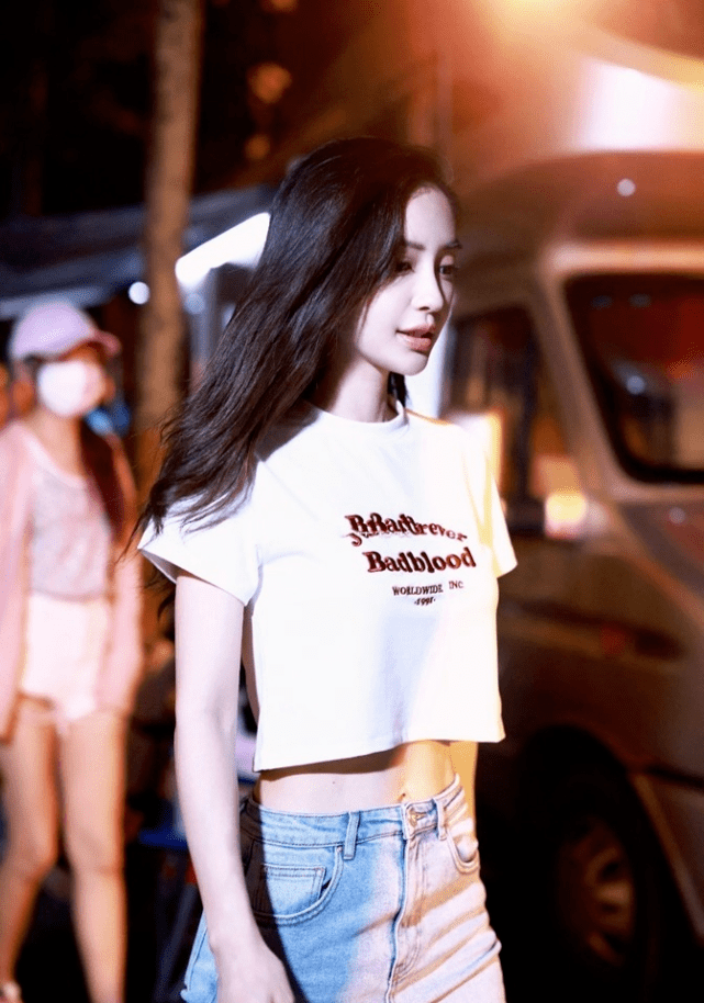 身材|Angelababy到底有多瘦，穿小码牛仔裤都撑不满，1尺6腰太抢镜
