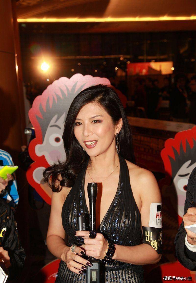 好身材|吴家丽越老越“风骚”，穿深V领挂脖连衣裙配黑丝袜，气质惊艳