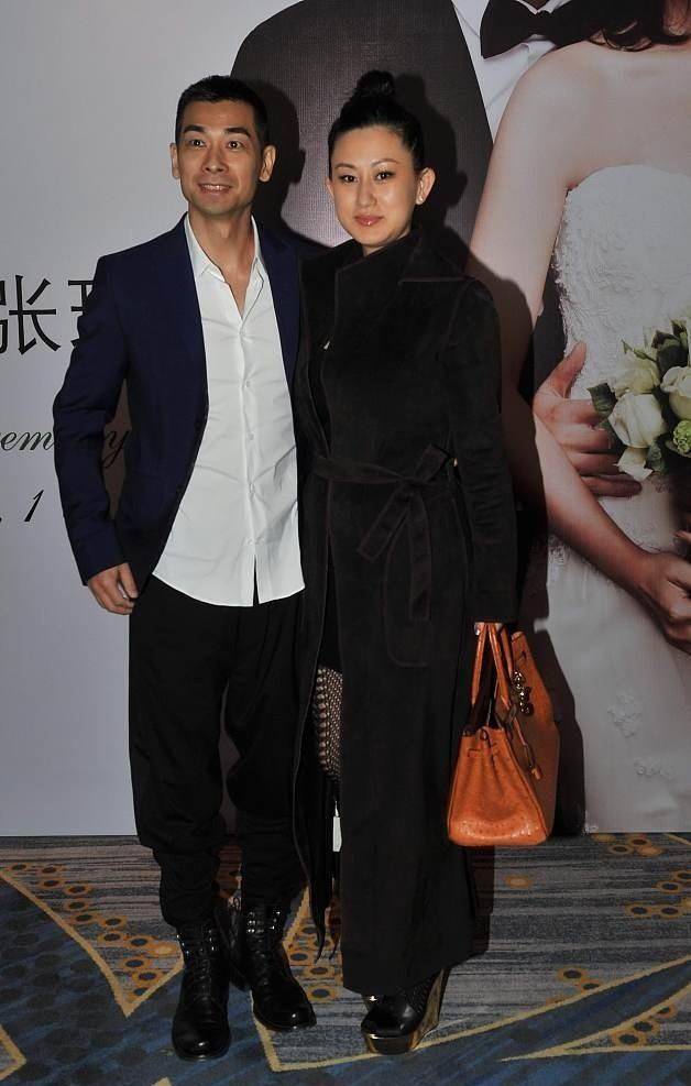 黑色|赵文卓就算牵着老婆，感觉也是一脸正气，张丹露风衣下，黑丝真俗