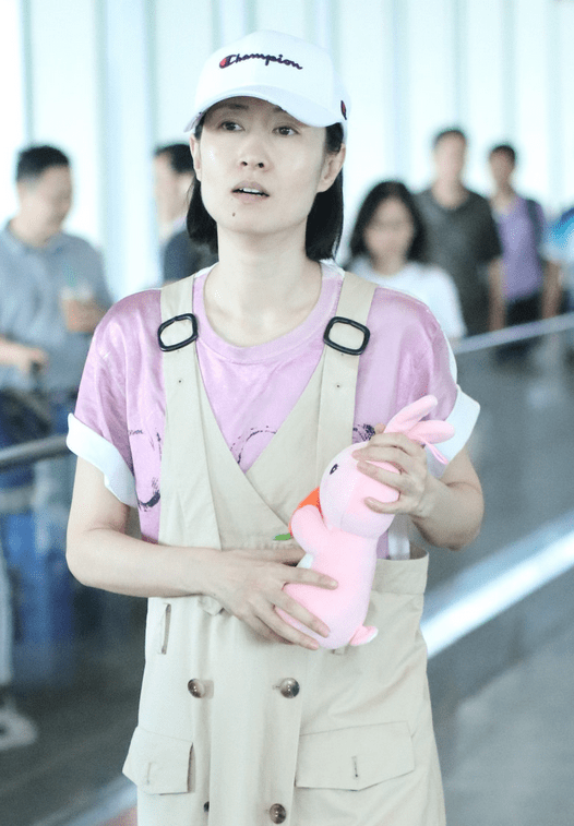 卡通|刘敏涛才是扮嫩高手，黄色卡通T减龄又洋气，差点忘了她是阿姨辈