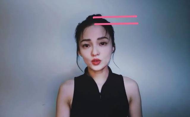丸子|都是丸子头却不好看？张韶涵妆容精致却没精神，皆因丸子地方不对