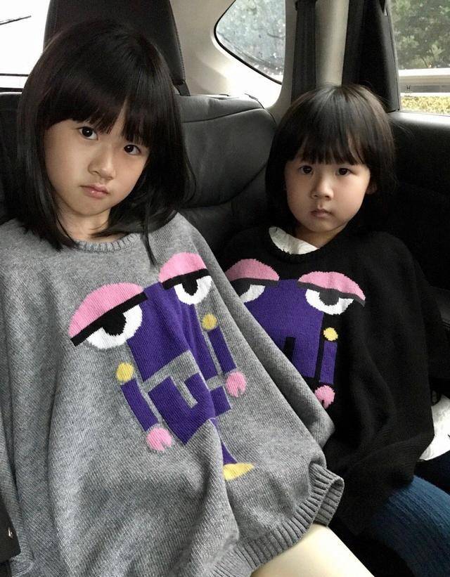 图案|陆毅俩女儿变“厨娘”，穿同款毛衣不同发型却似双胞，声音甜腻