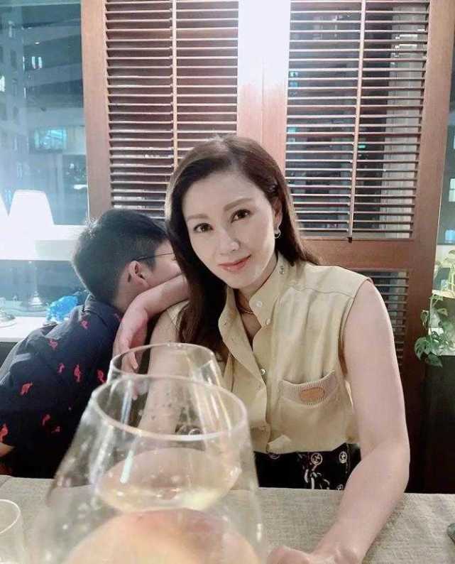 饼干|51岁李嘉欣不避忌，和10岁儿子对嘴吃饼干，穿无袖裙真年轻