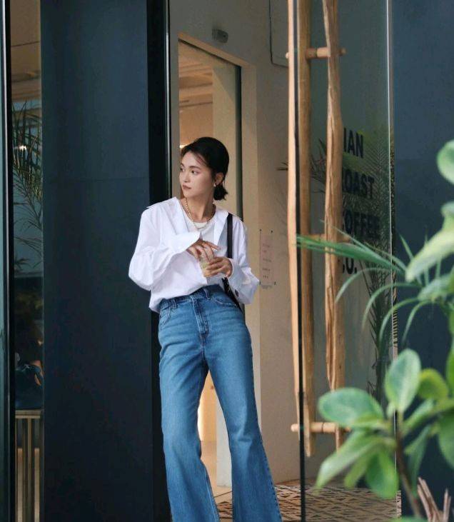黑色|早秋穿搭也没必要太过纠结，可以选择简约的衬衫来穿
