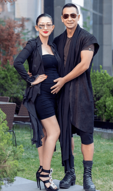 黑色|赵文卓就算牵着老婆，感觉也是一脸正气，张丹露风衣下，黑丝真俗