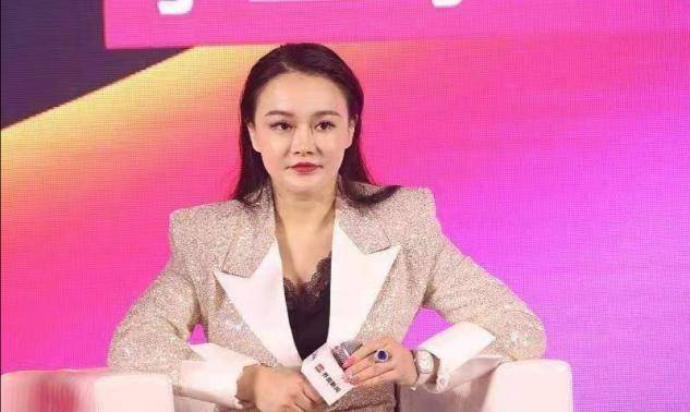 小腿肚|冉莹颖把“微胖精髓”穿出来了！穿金色的西装亮相，高级洋气