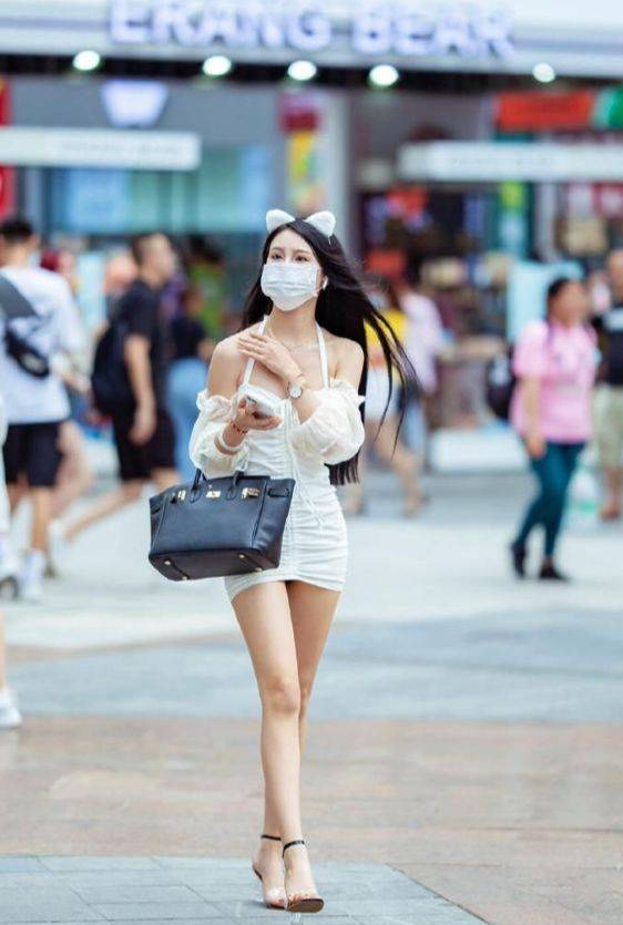 身材苗条|身材苗条的小姐姐，白色吊带上衣搭紧身牛仔裤，性感十足!