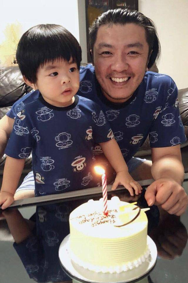 身材|阿杜胖到认不出！穿大红毛衣配小白鞋倒显年轻，却难逃中年发福