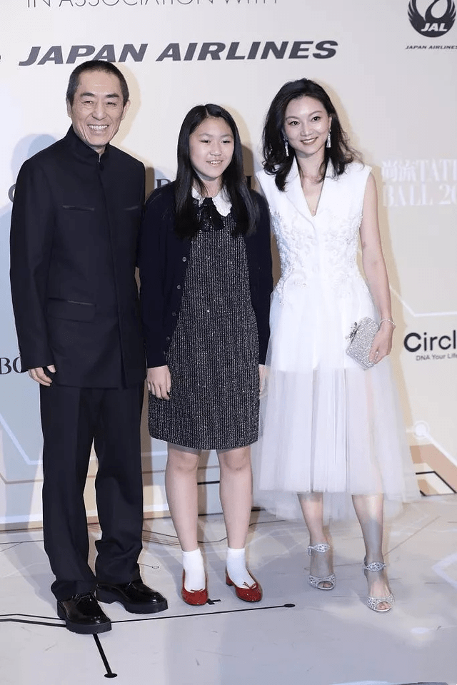 次子|张艺谋一家五口过七夕，长子撞脸常远次子最帅，幼女大小脸太明显