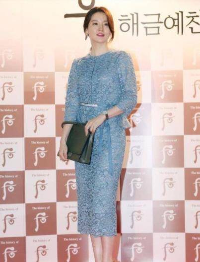 颜色|李英爱穿蓝色蕾丝裙，优雅有韵味，拥有同龄人不该有的性感身材