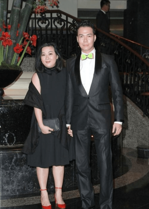 谢天华的妻子原来长这样,没有明星的脸蛋与身材,却带着气质