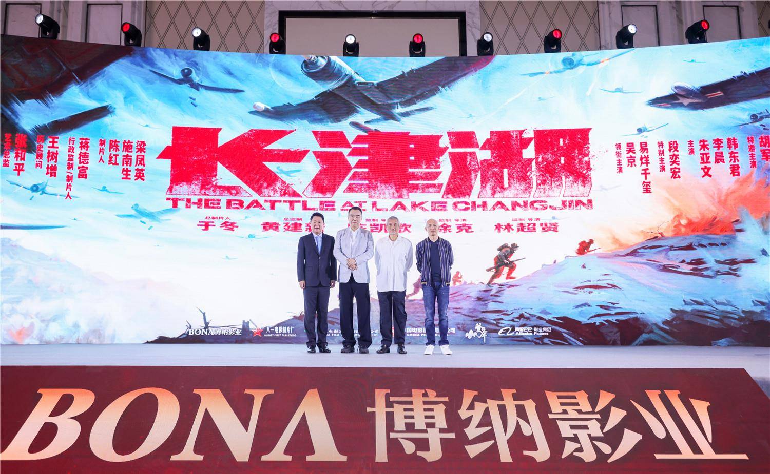 成本|解码《长津湖》：演职人员数量创纪录，吴京易烊千玺冻睡着