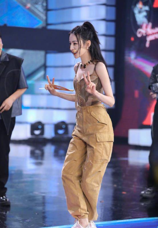 真人|“荣耀夫妇”狂撒糖，杨洋热巴真人CP更养眼，颜值高还会穿搭