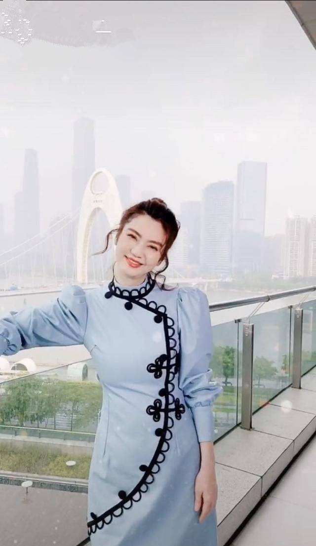 感觉|洪欣晒全家福!每件穿搭都时髦,女儿可爱儿子帅,唯独不见张丹峰