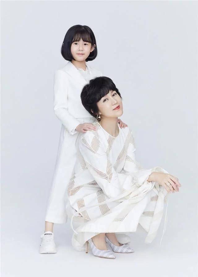 鲍蕾|陆毅女儿跟鲍蕾合照！贝儿穿碎花裙手臂修长显淑女，妹妹发型真土