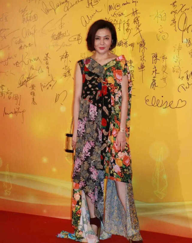 视觉|关之琳终究还是老了，穿碎花连衣裙像“奶奶辈”，却被气质惊艳