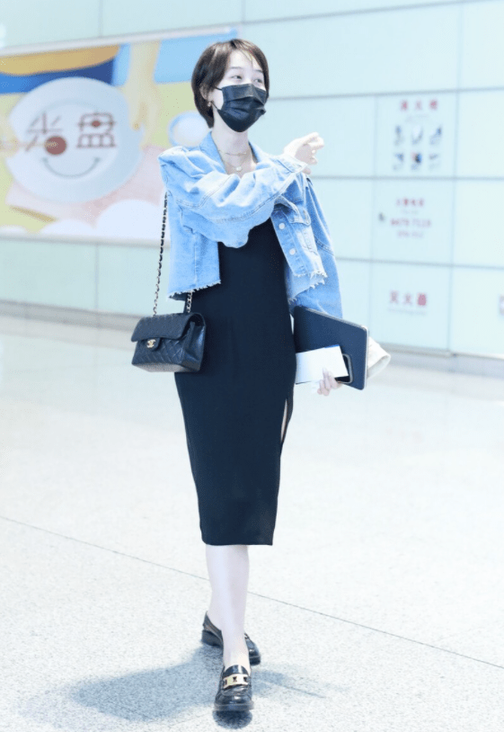 身材|蓝盈莹的秋季衣服品味在线，牛仔外套内搭黑色连衣裙，高级时髦