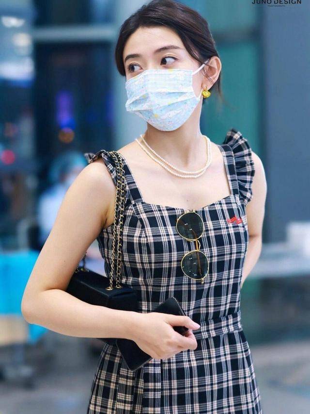元素|梁洁不愧“网剧女神”,格纹裙一展好身材,气质挺好就是腿有点短