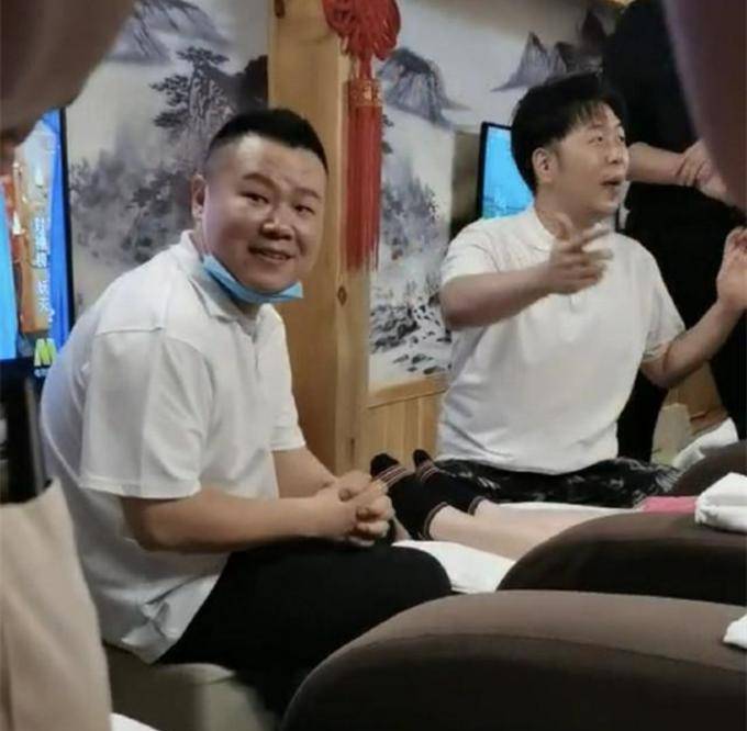 明星变捏脚技师,岳云鹏满脸认真十分卖力,杜海涛满脸笑快乐无穷