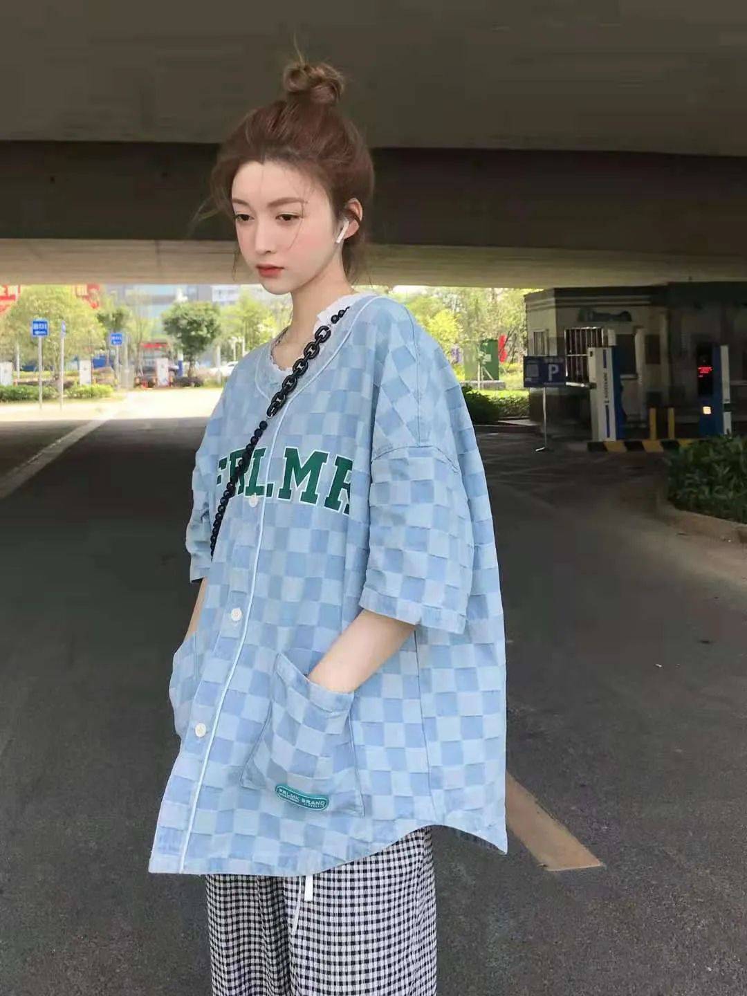 姐妹|今年流行“棋盘格”和“编织”元素，早秋这么穿，气质又时髦