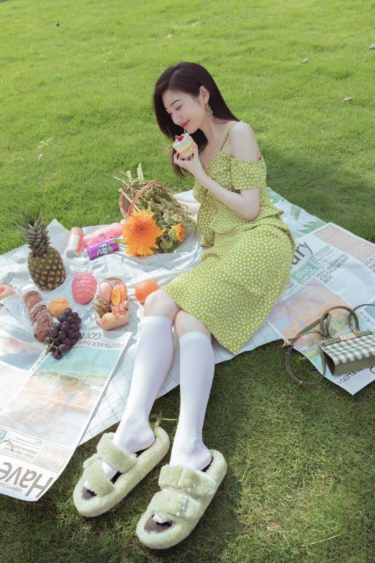 设计|景甜晒“郊游”照，穿波点裙变富贵花本花，就是脚上搭毛拖咋想的
