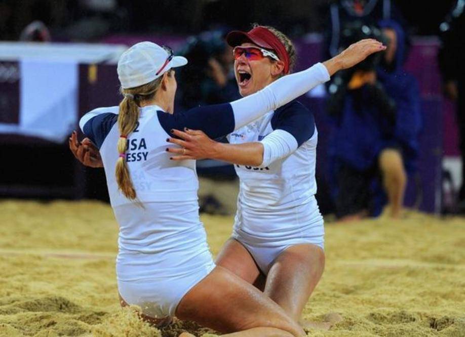 在本届欧洲沙滩手球锦标赛期间,挪威女排队员仍然认为比基尼泳裤过于