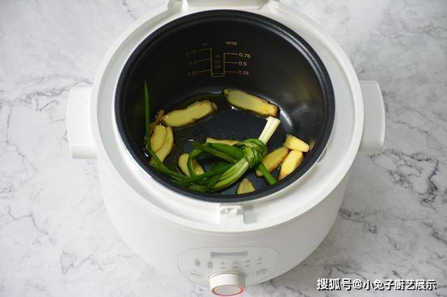 食品|电饭煲做鸡腿，不用油炸，不用烤箱，简单做出鲜嫩多汁的美味鸡腿