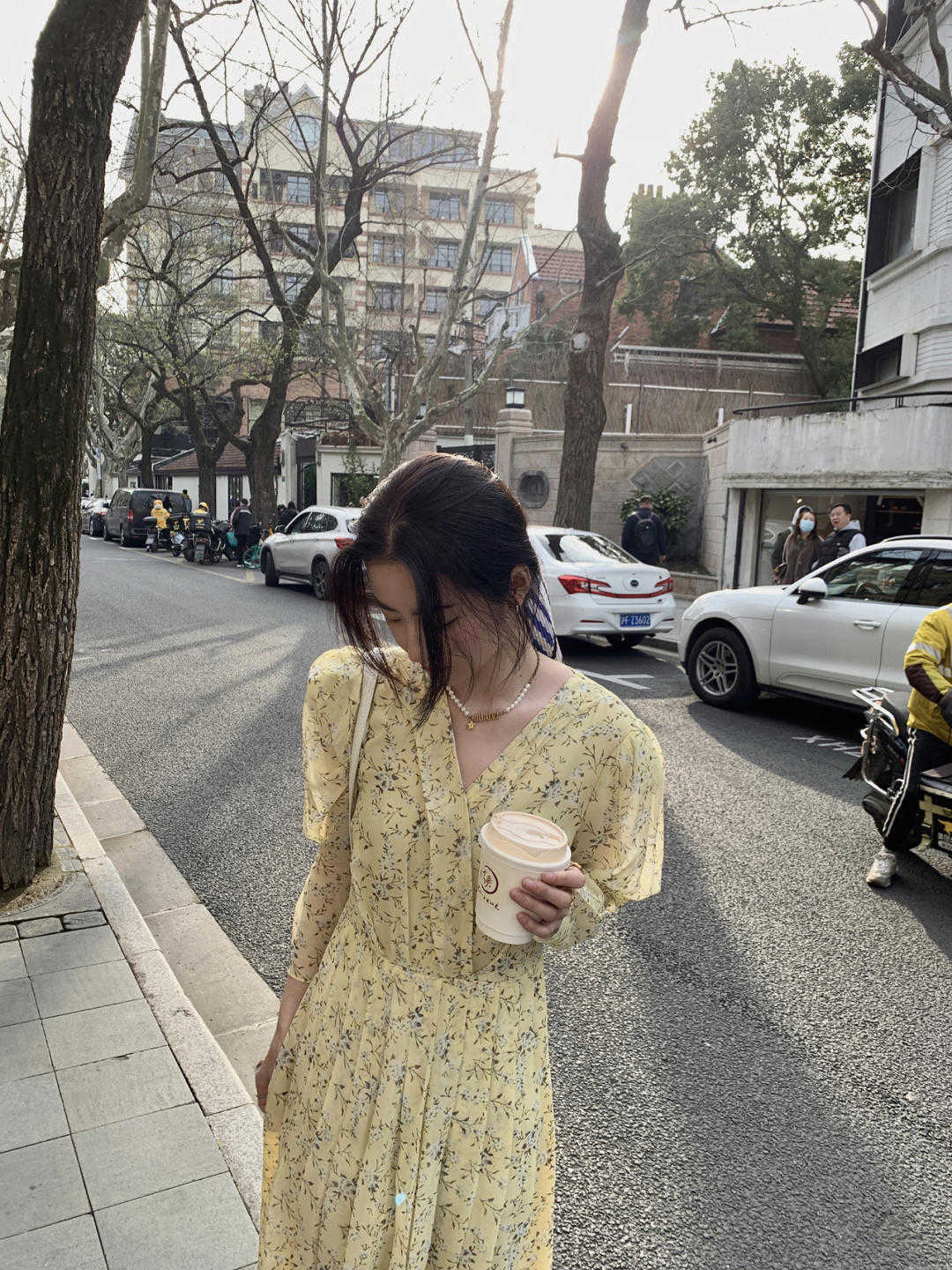夏天|秋天如何穿好“碎花裙”？这几个思路值得借鉴，温柔优雅又减龄