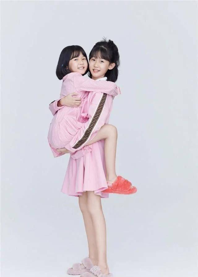 鲍蕾|陆毅女儿跟鲍蕾合照！贝儿穿碎花裙手臂修长显淑女，妹妹发型真土