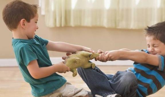 女儿|“俩兄妹关系真好”，话音刚落妹妹突然大哭，掀开衣服后母亲泪目