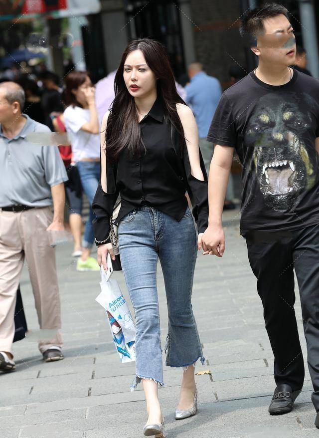 黑色|黑色日系长袖搭配蓝色青春打底裤，秀出身材，又瘦又美