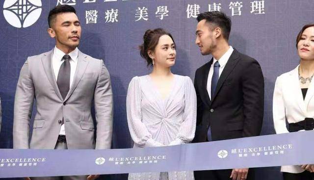 赖弘|阿娇为老公事业站台，紫色长裙没腰身，超高防水台鞋跟替她捏把汗