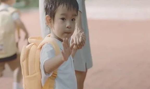 家长|宝宝上幼儿园又哭又闹不愿意去，家长焦头烂额，四招应对能帮大忙