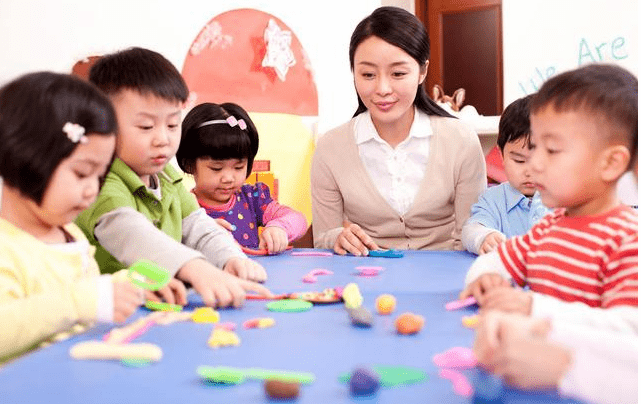 班里|公立幼儿园一个月八九百,私立幼儿园一个月两三千,有什么区别?