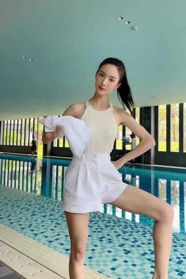 身材|金晨厉害了，挂脖针织衫配白短裤，虽然瘦但身材线条太惊艳