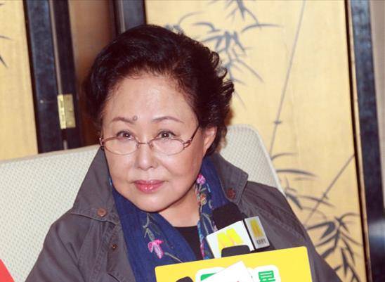 斯琴高娃|斯琴高娃71岁慈祥可亲,路人镜头下更像“邻家奶奶”,好温柔