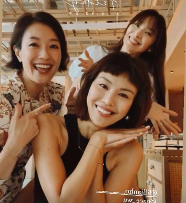 富婆|41岁吴佩慈晒和富婆聚会，个个唇红齿白气质好，穿小白裙嫩成少女