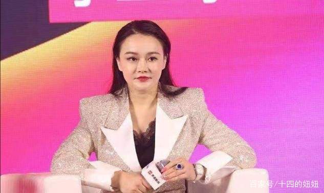 金色|冉莹颖又穿成了女企业家，金色西装太土味，露出蕾丝内搭更低级