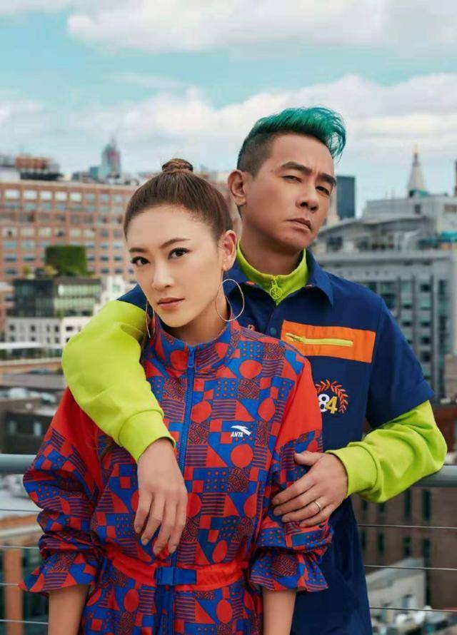 防弹衣|穿防弹衣开演唱会，陈小春应该是先例，jasper穿搭洋气要当哥哥了