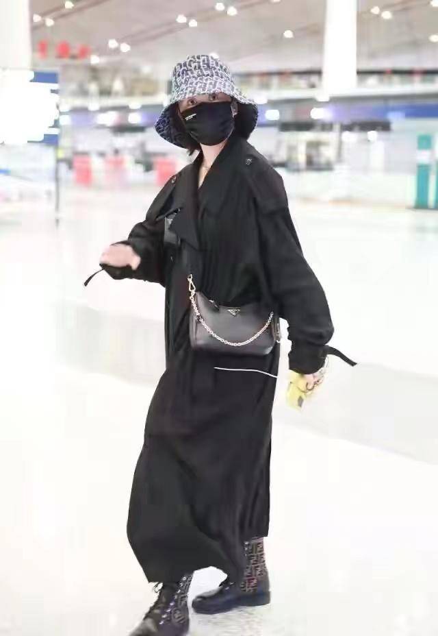 马丽|马丽竟然这么会穿，个性涂鸦大衣配牛仔裤潇洒利落，美出新高度