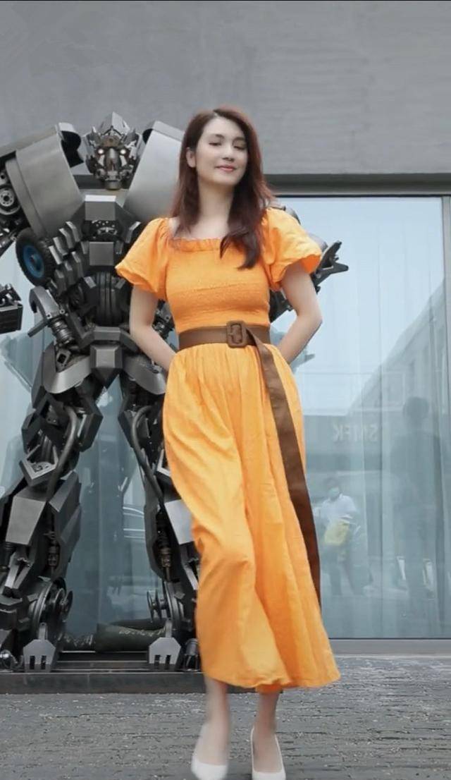 感觉|洪欣晒全家福!每件穿搭都时髦,女儿可爱儿子帅,唯独不见张丹峰