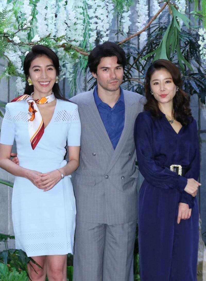 藏蓝色|林心如就算老了也有气质,藏蓝色也hold住,高级感不是装的