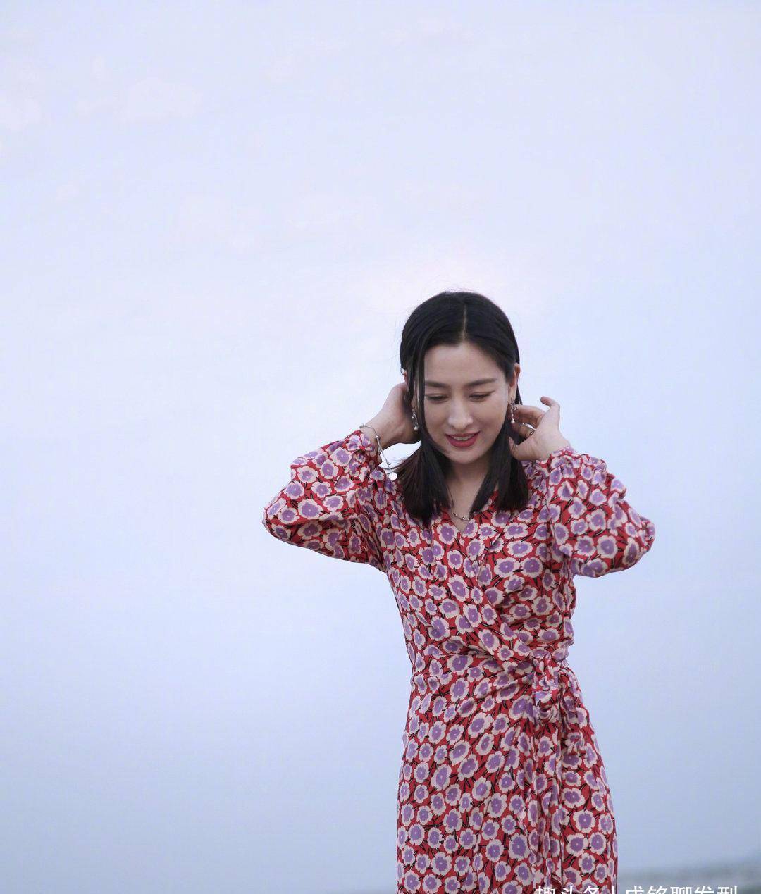 设计|马苏晒海边美照，红色碎花连衣裙甜美又显身材，黑直发更有女人味