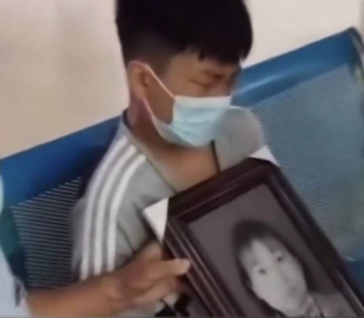 因为|二胎妈妈手术台上大出血，产妇胎儿双双殒命，儿子安静的让人心疼