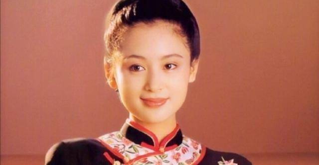 自拍|陈红51岁生日，深夜与陈飞宇依偎自拍，年轻时穿的真俏跟儿子撞脸